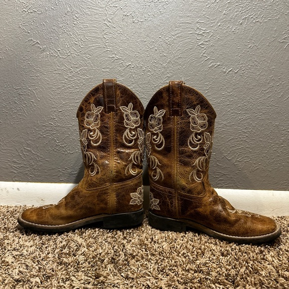 Girl’s Shyanne Floral Embroidered Western Boots size 2 - Picture 2 of 5